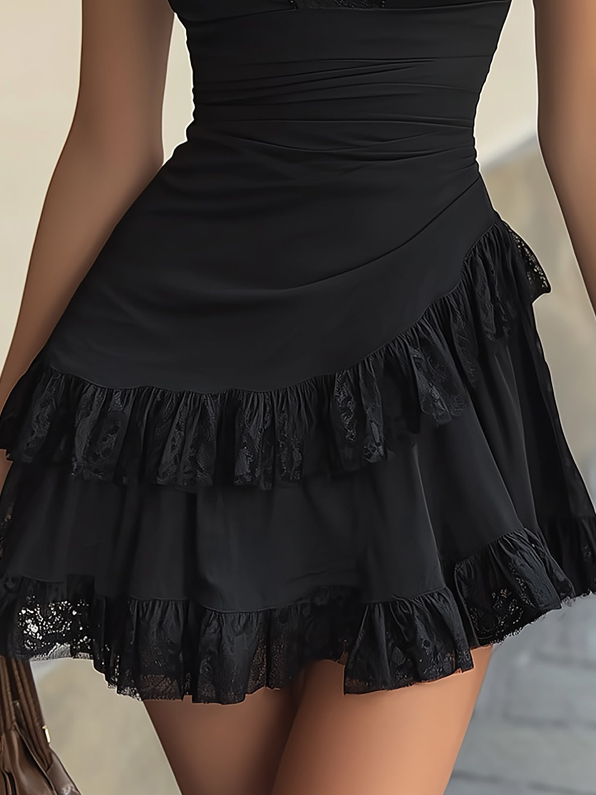 Estelle | Robe Mini à Volants en Dentelle Noire et Décolleté en V