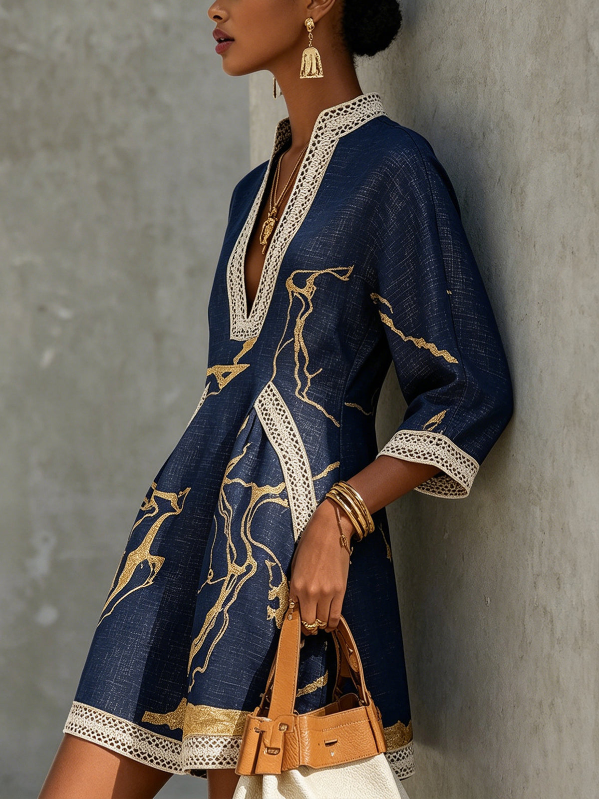 Cosette | Robe Mini en Dentelle Crochetée Bleu Marine à Motifs Dorés et Décolleté en V