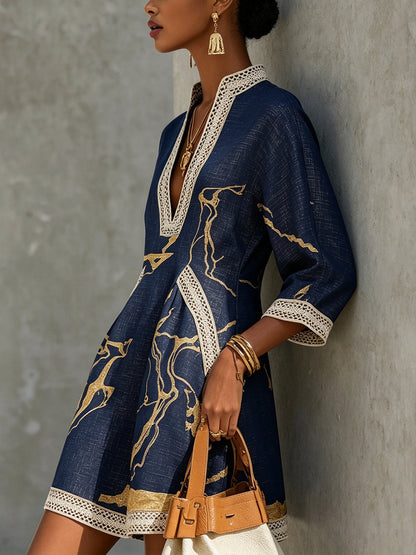 Cosette | Robe Mini en Dentelle Crochetée Bleu Marine à Motifs Dorés et Décolleté en V