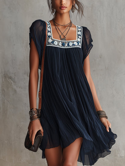 Apolline | Robe Mini Plissée en Mousseline Brodée de Fleurs Bleu Marine
